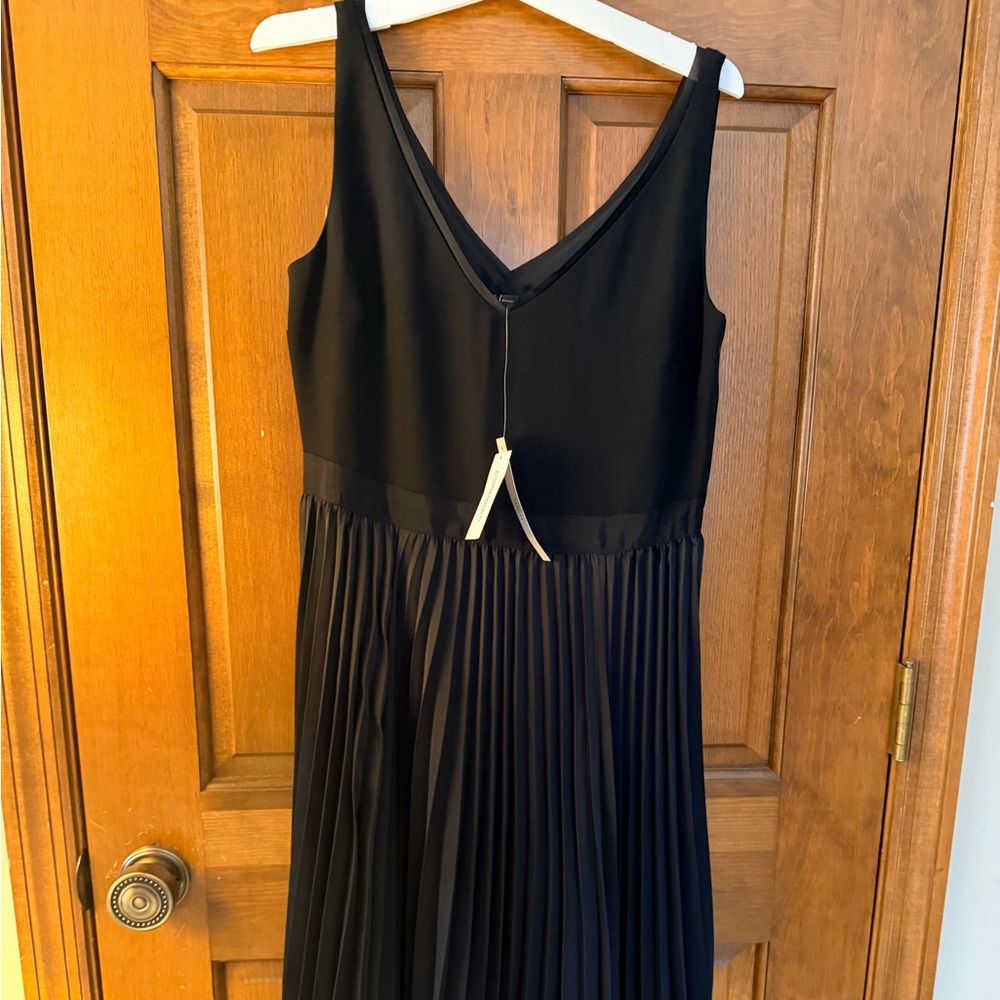 New with tags, banana republic size 4, petite Black Pleated Dress - Picture 5 of 5